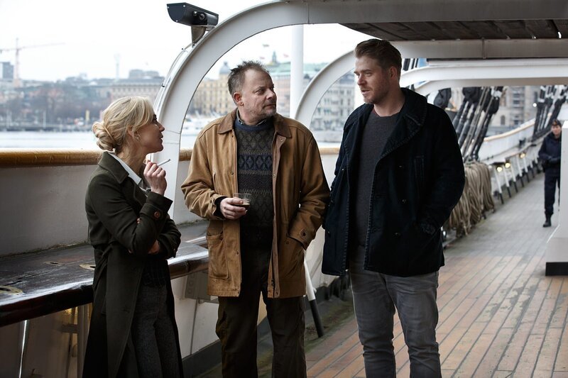 Jessica Östlund (Anja Lundqvist), Bo Sundberg (Gerhard Hoberstorfer) und Ingvar Nyman (Henrik Norlén), Kollegen der Task Force, haben noch keine Spur zur verschwundenen US-Präsidentin finden können. – Bild: Miso Film