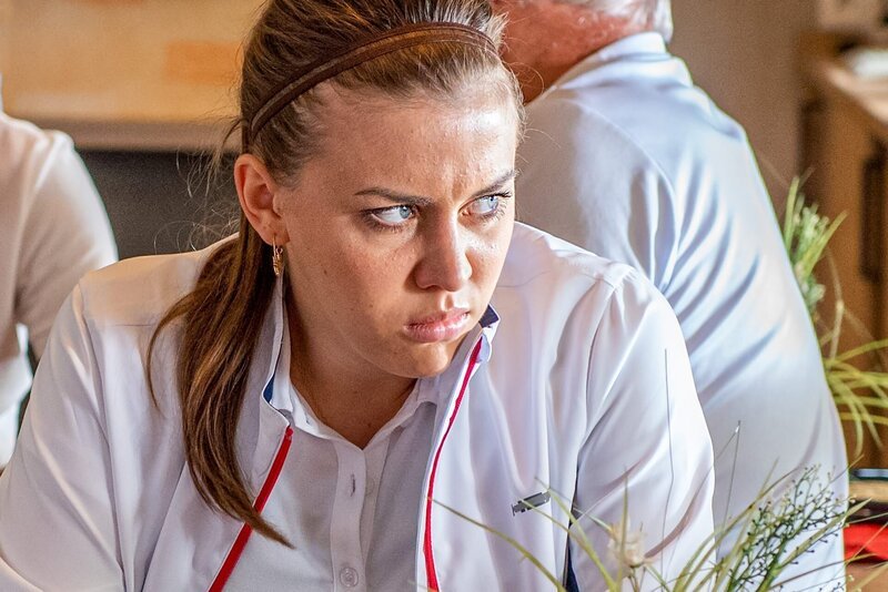 Ex-Tennisstar Karl König wurde ermordet aufgefunden. Die junge Star-Spielerin Silke Bachler (Alina Schaller) gibt, ganz zum Leidwesen ihres Vaters, offen ein Verhältnis mit dem Mordopfer zu. – Bild: Stefanie Leo