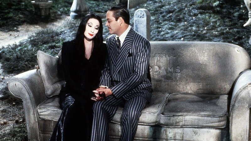 Das Ehepaar Morticia (Anjelica Huston) und Gomez Addams (Raúl Juliá) haben ihre eigene Vorstellung von Romantik. Auf einem Friedhof erinnern sie sich an die gemeinsamen alten Zeiten. – Bild: ZDF Das Ehepaar Morticia (Anjelica Huston) und Gomez Addams (Raúl Juliá) haben ihre eigene Vorstellung von Romantik. Auf einem Friedhof erinnern sie sich an die gemeinsamen alten Zeiten. – Bild: ZDF