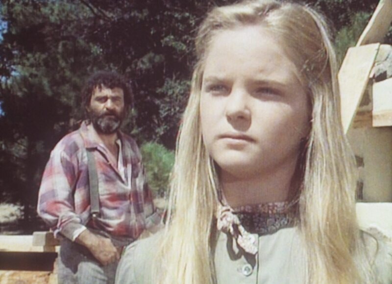 Mary (Melissa Sue Anderson, r.) und Mr. Edwards (Victor French, l.) machen sich Gedanken um John. – Bild: Worldvision Lizenzbild frei