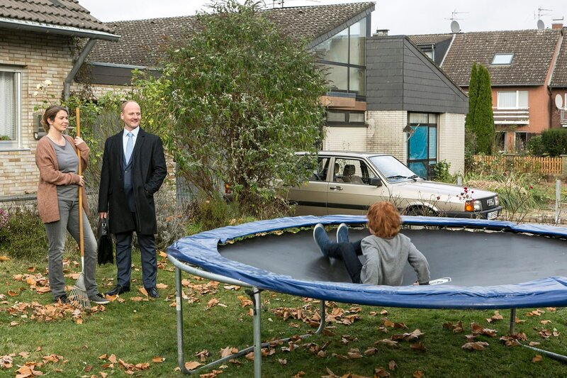 Tina (Isabelle Barth, l.) und Hanno (Christian Hockenbrinck, M.) beobachten Joschua (Paul Eilert, r.) beim Trampolinspringen. – Bild: ARD/​Kai Schulz