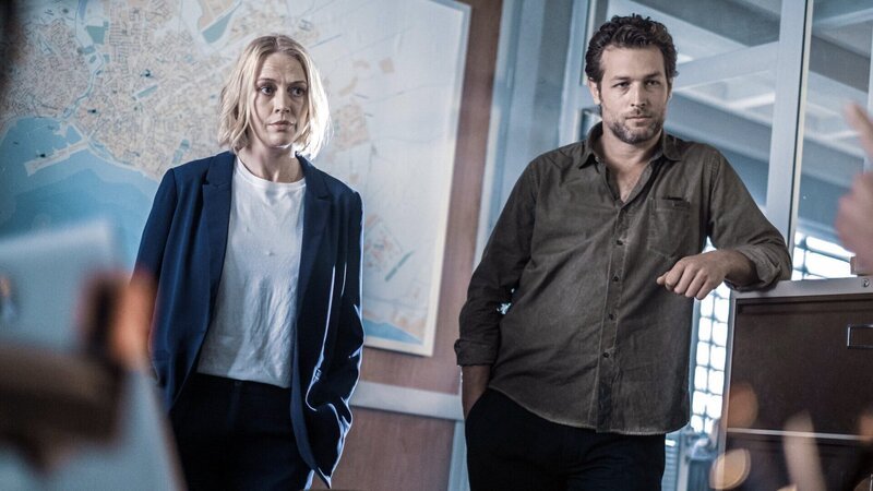 Miranda (Elen Rhys) und Max (Julian Looman) sind auf der Suche nach Mallorcas meistgesuchtem Mann. – Bild: Giacomo Neri