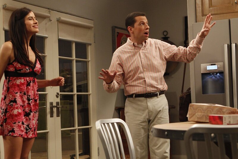 Alan (Jon Cryer, r.) ist schockiert, als er Zoey (Sophie Winkleman, l.) in ihrem besonderen Zustand sieht … – Bild: Warner Brothers Entertainment Inc. Lizenzbild frei