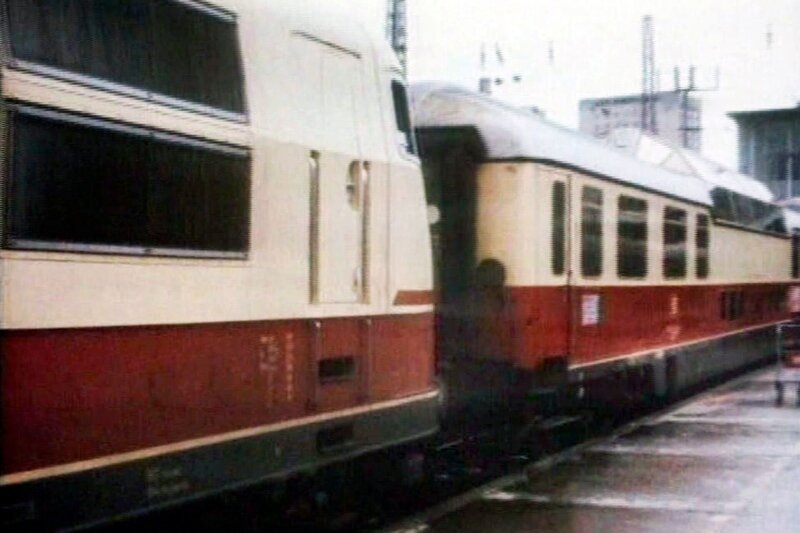 Die Lok wird an den Zug Rheinpfeil gekuppelt. – Bild: SWR
