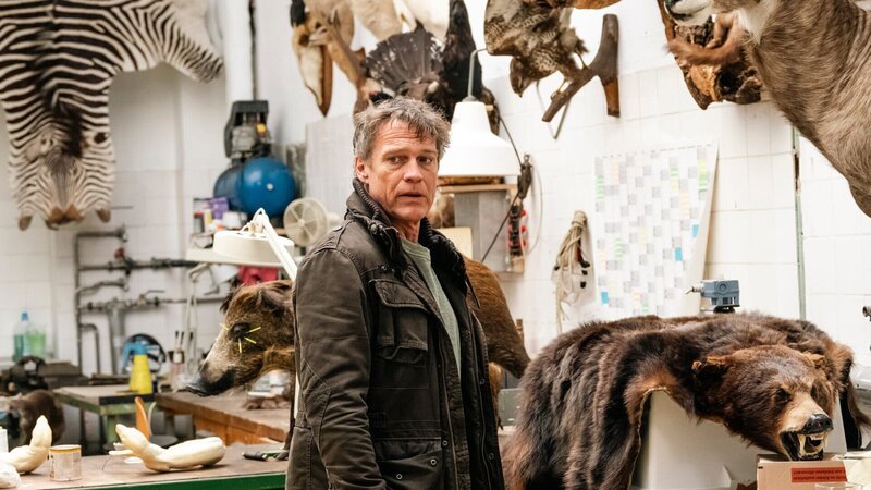 Um der Falllösung einen Schritt näher zu kommen, betritt Kommissar Matti Wagner (Pierre Besson) eine am Tatort gelegene Tierpräparationswerkstatt. Wird er einen neuen Hinweis finden? – Bild: Honorarfrei – nur für diese Sendung inkl. SocialMedia bei Nennung ZDF und Martin Rottenkolber.