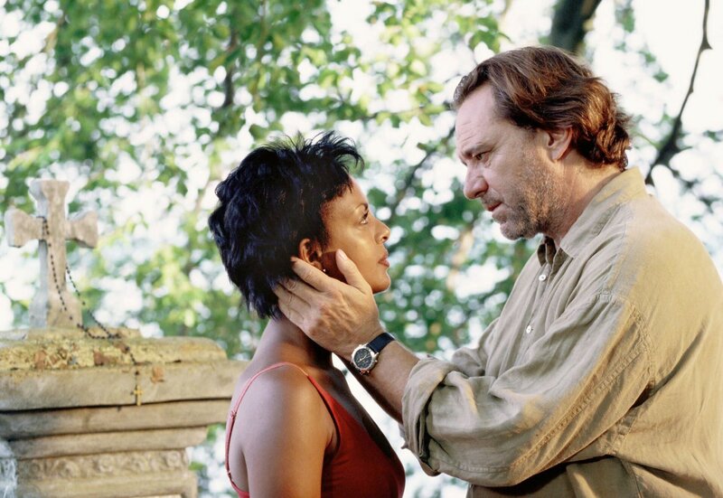 Rudolf (Gerd Silberbauer) kann ohne Madlon (Dennenesch Zoude) nicht mehr leben. – Bild: ARD Degeto/​Marco Orlando Pichler