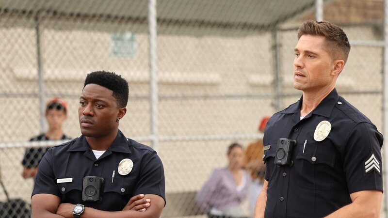 Officer Tim Bradford (Eric Winter, r.) und sein Kollege Aaron Thorsen (Tru Valentino, l.) werden zu einem Baseballspiel gerufen, bei dem es zu einer körperlichen Auseinandersetzung gekommen ist. – Bild: ZDF und Raymond Liu