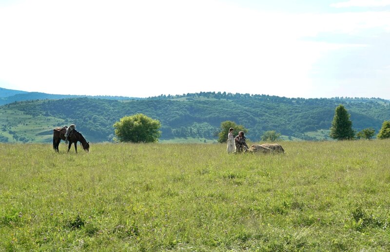 l-r: Young Sarah (Maya Kelly), Django (Matthias Schoenaerts) – Bild: Cos Aelenei /​ Sky Studios
