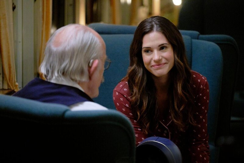 Als Angie (Lyndsy Fonseca, re.) über Weihnachten zu ihrer Familie fährt, stellt sie fest, dass sie 10 Jahre in die Vergangenheit gereist ist. Jetzt hat sie die Möglichkeit herauszufinden, was und wer ihr wirklich wichtig ist.  +++ Die Verwendung des sendungsbezogenen Materials ist nur mit dem Hinweis und Verlinkung auf RTL+ gestattet. +++; Als Angie (Lyndsy Fonseca, re.) über Weihnachten zu ihrer Familie fährt, stellt sie fest, dass sie 10 Jahre in die Vergangenheit gereist ist. Jetzt hat sie die Möglichkeit herauszufinden, was und wer ihr wirklich wichtig ist.  +++ Die Verwendung des sendungsbezogenen Materials ist nur mit dem Hinweis und Verlinkung auf RTL+ gestattet. +++ – Bild: Hallmark Media