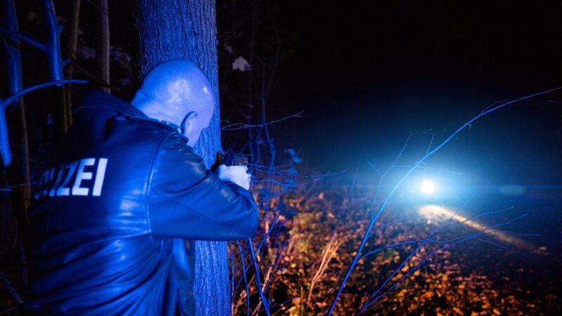 Üblicherweise sind Polizisten diejenigen, die zur Aufklärung der Verbrechen beitragen. Im Herbst 2011 gerät die Polizei in Augsburg selbst in die Schusslinie von Kriminellen. – Bild: ZDF und Ole Walkowitsch