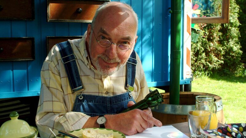 Durch ein Wasserglas bricht sich das Licht der Sonne. Peter (Peter Lustig) ist von diesem Wunderwerk der Natur ganz begeistert. – Bild: Christiane Pausch