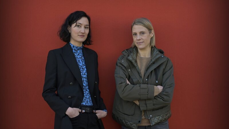 Von links: Pauline Hobrecht (Agnes Kiyomi Decker), Tamara Meurer (Anja Pahl) – Bild: Christiane Pausch /​ ZDF