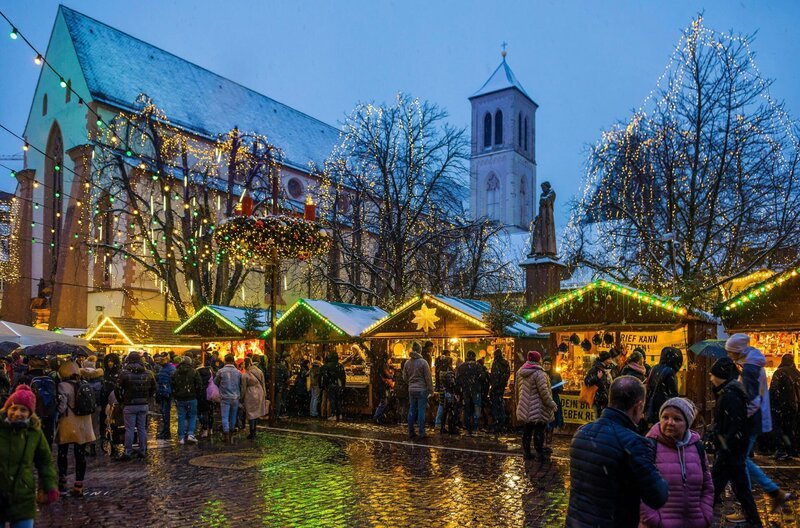 Verschneiter Weihnachtsmarkt in Freiburg im Breisgau, Schwarzwald. – Bild: SWR/​IMAGO/​imagebroker/​DanielxSchoenen