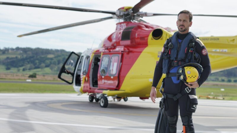 A rescuer standing by the helicopter in rescue gear. (National Geographic/​Iona Feeder) – Bild: Iona Feeder /​ National Geographic/​Iona Feeder /​ National Geographic