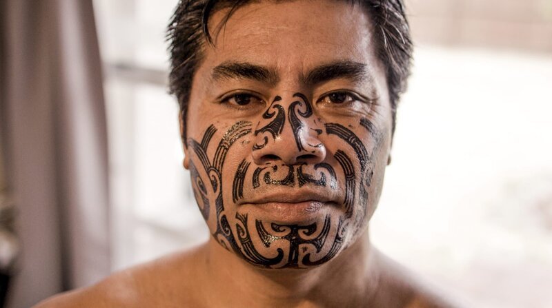 Sonny mit aufgemaltem traditionellem Moko vor Kapa Haka Festival in Christchurch. – Bild: Atara Film GmbH/​BR/​NDR/​Kai Miedendorp