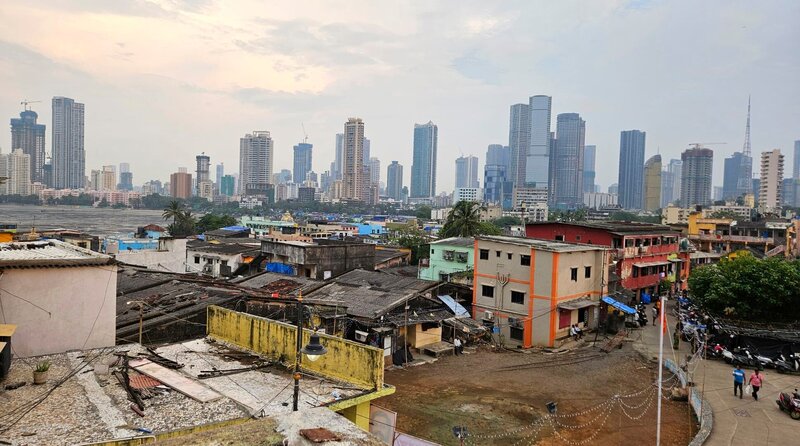 Mumbai Slum und Skyline – Bild: MDR/​Jörg Pfeifer