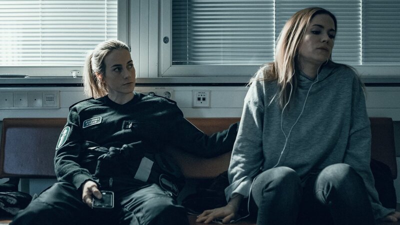 Nina Kautsalo (Iina Kuustonen, l.) versucht, aus ihrer Schwester Marita (Pihla Viitala) Informationen herauszubekommen. – Bild: Hannele Majaniemi