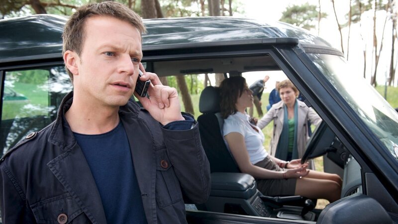 Paula wird tot aufgefunden – in einem Wagen mit norwegischen Kennzeichen, der ihr nicht gehört. Auf den ersten Blick sieht es nach Selbstmord aus. Aber bei der genaueren Untersuchung stellt sich heraus: Paula wurde erstickt, erst nachträglich wurden ihr Schnittwunden an den Handgelenken beigebracht. Sven Herzog (Michael Härle, r.) und Katrin Börensen (Claudia Schmutzler, l.) machen sich ein Bild von der Tat und vom Tatort. – Bild: Marc Meyerbroeker