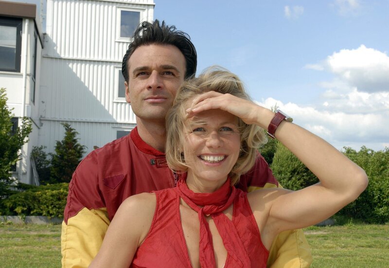 Christophs Ex-Frau Viola (Claudine Wilde) und Kevin (Robert Ismajlovic) beobachten Susannes und Christophs Fallschirmsprung. – Bild: Christa Köfer