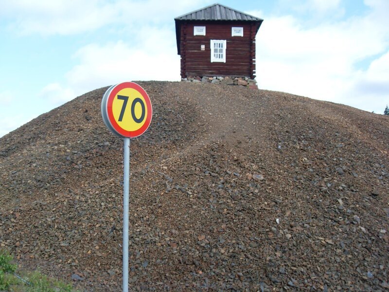 Schotterhalden prägen die Landschaft im Umkreis von Falun. Diese Abfallprodukte sind Teil des Weltkulturerbes. – Bild: BR/​SWR/​Brecht-Benze