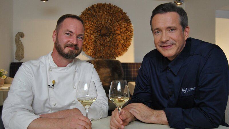 In vino veritas: Alexander Herrmann und Regionalkoch Jörg Friedrich. – Bild: ZDF und Johanna Thiele./​Johanna Thiele
