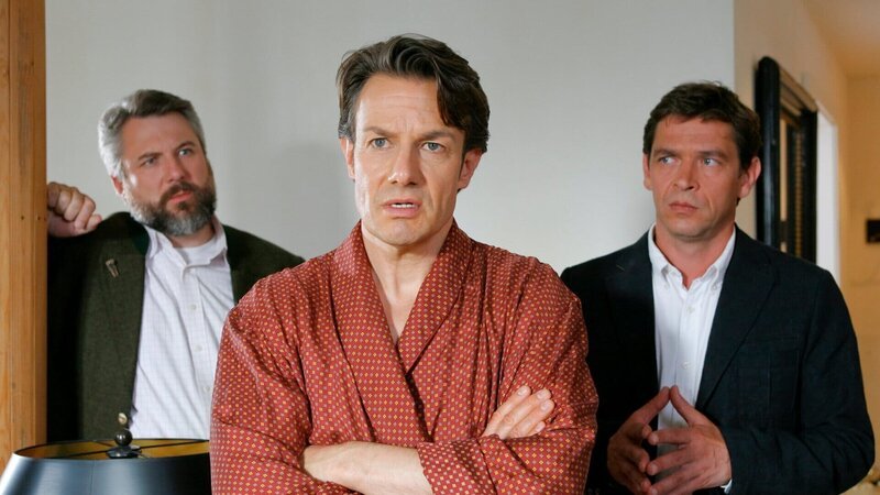 Noch gehen die Kommissare Stadler (Dieter Fischer, l.) und Lind (Tom Mikulla, r.) davon aus, dass der Mordanschlag Erfolgsautor Harry Rotburg (Urs Remond, M.) galt. – Bild: Christian A. Rieger