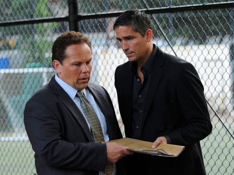 Reese (Jim Caviezel, r.) versucht Detective Fusco (Kevin Chapman) für seine Zwecke einzuspannen. – Bild: Courtesy of Warner Brothers