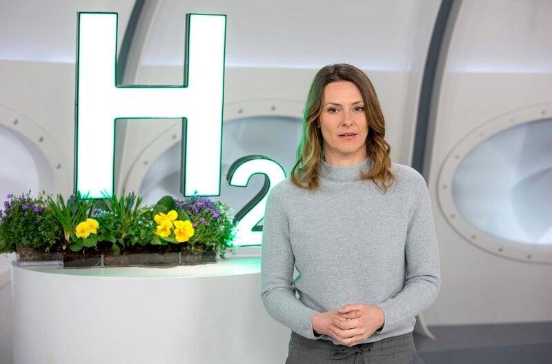 Milliarden sollen in Zukunft in „grünen“ Wasserstoff investiert werden. Die Technologie wird von der Bundesregierung als ein Schlüssel im Kampf gegen den Klimawandel gesehen. Anja Reschke beleuchtet welche Chancen, aber auch welche Hürden in dieser Technologie liegen, in „Wissen vor acht – Zukunft“ – Bild: ARD/​Michael Boehme