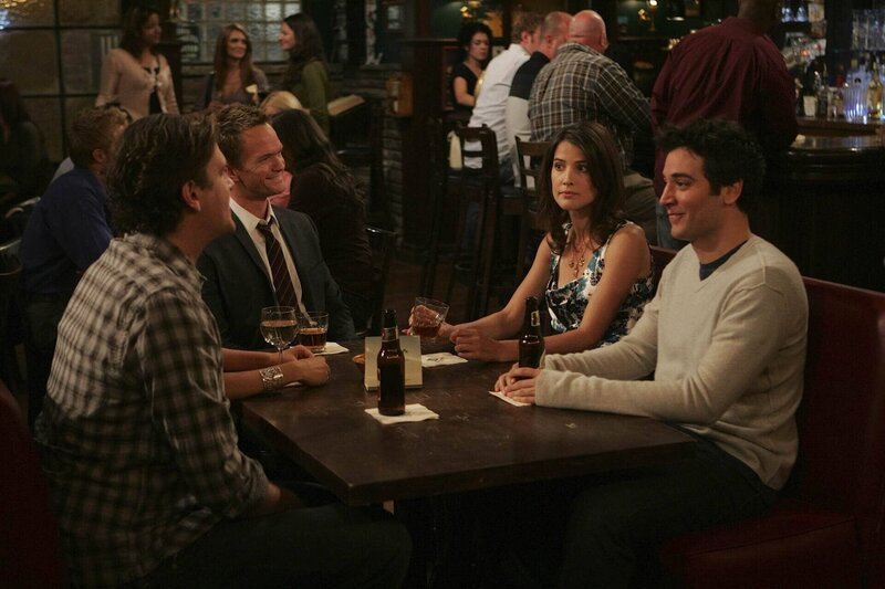 Sind sich über die Taktik „Nackter Mann“ nicht ganz einig: Ted (Josh Radnor, r.), Marshall (Jason Segel, l.), Barney (Neil Patrick Harris, 2.v.l.) und Robin (Cobie Smulders, 2.v.r.) … – Bild: 20th Century Fox International Television Lizenzbild frei