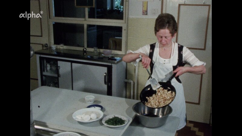 Schmankerlküche aus Südtirol 1975: Herstellung von Speckknödeln. – Bild: BR