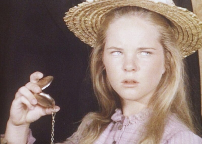 Mary (Melissa Sue Anderson, r.) ist misstrauisch geworden, denn sie hat entdeckt, dass der neue Geistliche die Taschenuhr von Reverend Alden besitzt. – Bild: Worldvision Lizenzbild frei