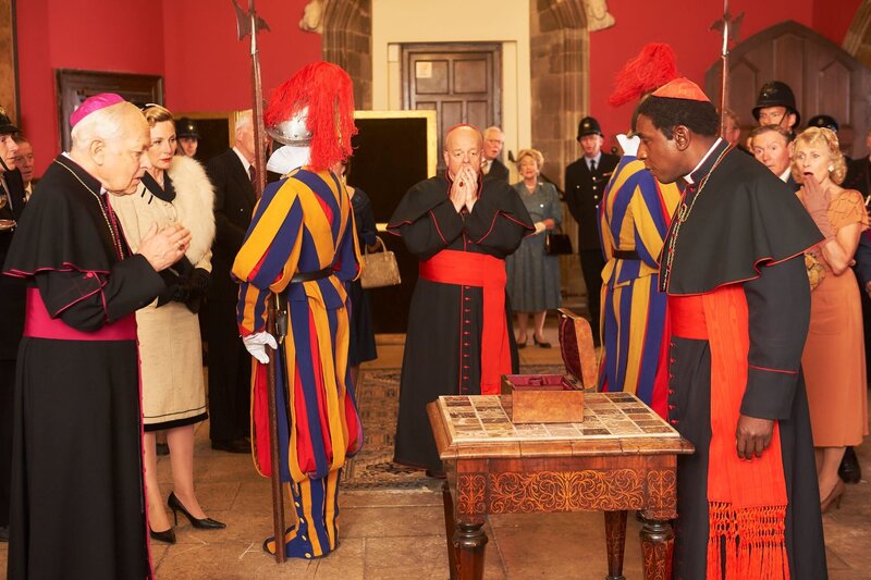 Bishop Reynard (Michael Pennington, l.), Cardinal Bonipogio (Roger Ashton-Griffiths, M.) und Cardinal Papillon (Colin McFarlane, r.) müssen feststellen, dass das heilige Kreuz gestohlen wurde. Es sollte ein Geschenk des Papstes an die Queen sein. – Bild: ZDF