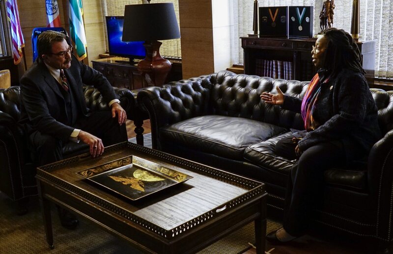 Frank (Tom Selleck, l.) und die neue Sprecherin des NY City Councils (Whoopi Goldberg, r.) waren noch nie einer Meinung. Als sie ihm mitteilt sie möchte die „Broken Windows“ Policy des NYPD abschaffen, artet der Streit aus … – Bild: CBS Broadcasting Inc.