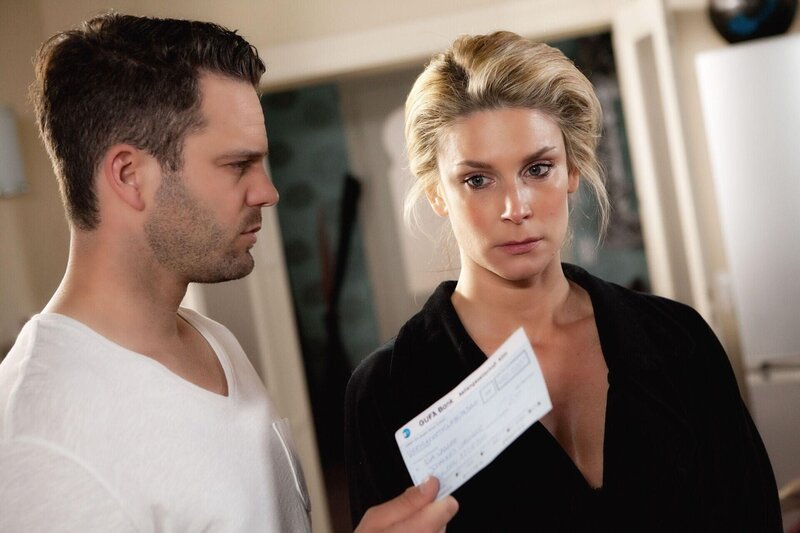 Als Till (Ben Ruedinger) Lobingers Scheck findet, glaubt er, Eva (Claudelle Deckert) habe sich tatsächlich verkauft und beleidigt sie. Davon ist Eva ist so verletzt, dass sie das Missverständnis nicht aufklärt … – Bild: RTL /​ Timo M. Seidel