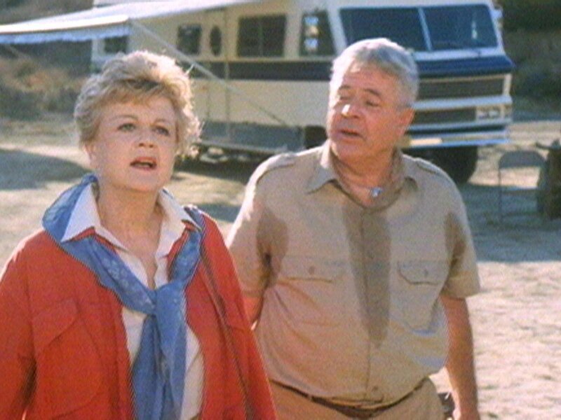 Jessica (Angela Lansbury) wird von Dr. Seth Hazlitt (William Windom) eingeladen, an archäologischen Ausgrabungen teilzunehmen. – Bild: Warner TV Serie