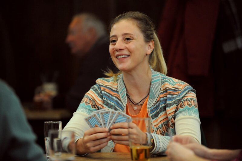 Sarah (Sophie Reiml) lernt eifrig das Kartenspiel „Watten“. – Bild: Marco Orlando Pichler /​ BR