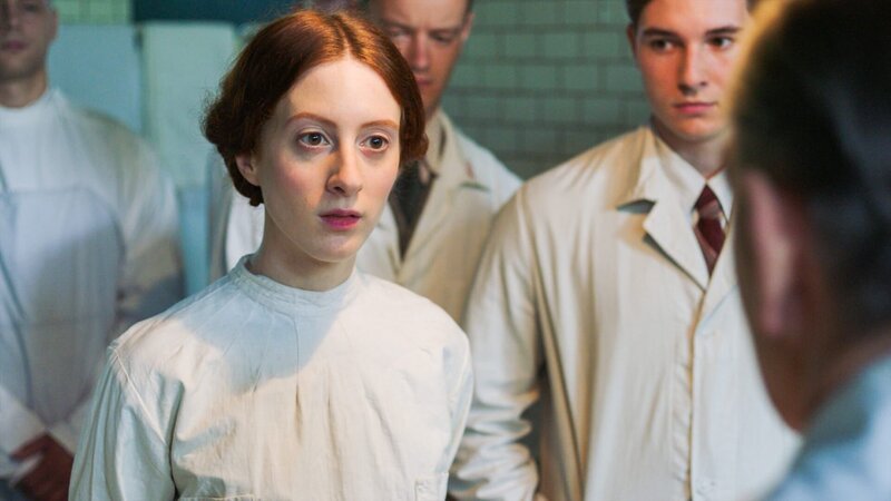 Roxane Duran als Edith Wellspacher. – Bild: ORF/​LOOKS Film/​Jürgen Rehberg