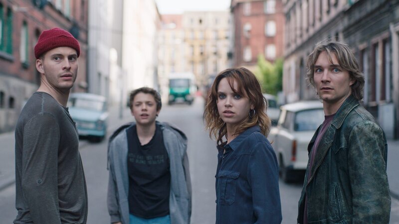 Die Polizei trifft ein – wie kann eine Räumung noch verhindert werden? Von links: Uli Brändle (Ben Felipe), Ringo (Luis Santiago Klier), Karla Tanner (Taynara Silva-Wolf) und Lukas Jansen (Lukas Brandl) – Bild: ZDF, Hannes Hubach