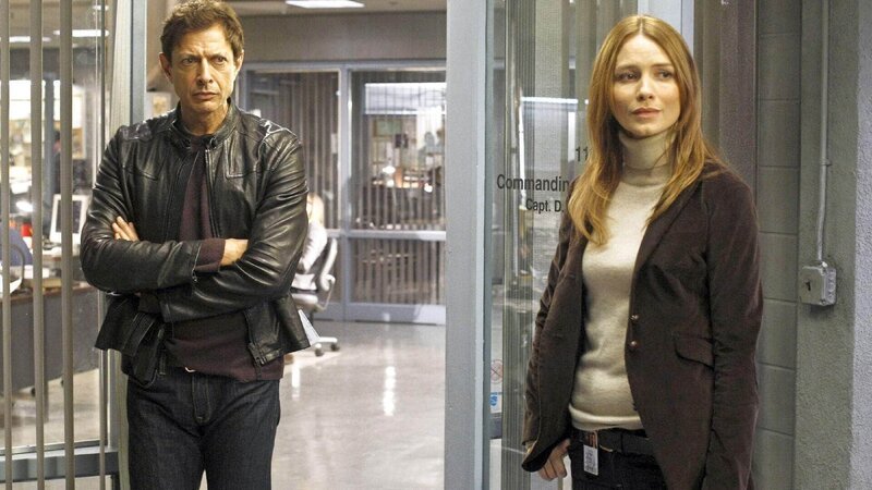 Die Spur von Desinfektionsmittel auf dem Körper eines ermordeten Mädchens führt die Ermittler Nichols (Jeff Goldblum) und Stevens (Saffron Burrows) ins nächstgelegene Krankenhaus. – Bild: MG RTL D /​ NBC Universal