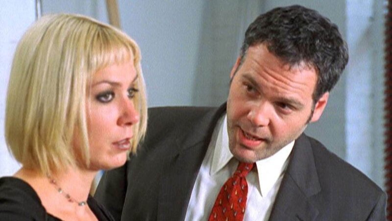 Detective Gorens (Vincent D’Onofrio) Spur führt zu der Kunstfälscherin Sylvia Moon (Elizabeth Marvel). – Bild: MG RTL D