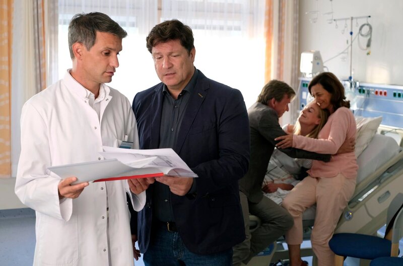 ARD FAMILIE DR. KLEIST VIII. STAFFEL FOLGE 108 (WH.), „Zukunft“, am Donnerstag (15.05.25) um 16:10 Uhr im ERSTEN. Christian (Francis Fulton Smith, 2.v.l.) und Michael (Luca Zamperoni, l.) erklären Maike Bohnhoff (Teresa Klamertu, 2.v.r.) und ihren Eltern Rainer Bohnhoff (Jörg Bundschuh, 3.v.r.) und Wibke Bohnhoff (Eva Blum, r.)  den Zustand ihrer Tochter. – Bild: ARD/​Jacqueline Krause-Burberg