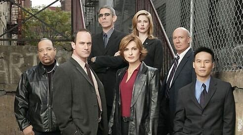 L-R: Odafin „Fin“ Tutuola (Ice-T), Det. Elliot Stabler (Christopher Meloni), Det. John Munch (Richard Belzer), Det. Olivia Benson (Mariska Hargitay), A.D.A. Casey Novak (Diane Neal), Capt. Donald Cragen (Dann Florek) und Dr. George Huang (B.D. Wong) – Bild: Plurimedia