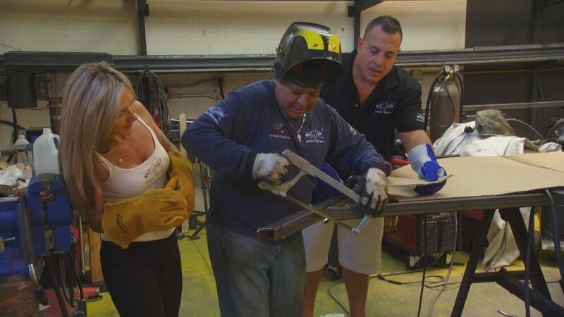 Wayde King (r.) and Agnes Wilczynski (l.) – Bild: Warner Bros. Discovery