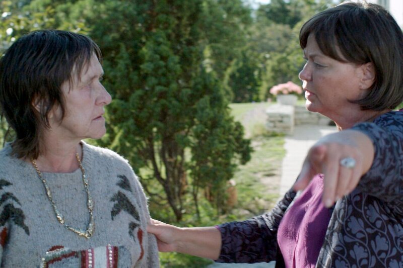 Berit (Ing-Marie Carlsson, rechts) beruhigt die verwirrte Turid (Gunilla Nyroos). – Bild: ARD Degeto/​Eyeworks Film Gemini/​Calle Persson