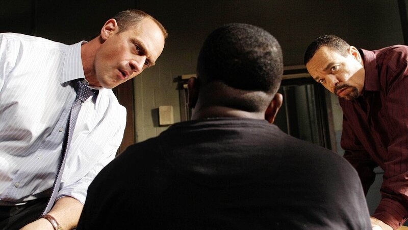 Detective Elliot Stabler (Christopher Meloni, l.) und Captain Don Cragen (Dann Florek, r.) wollen herausfinden, wer ein junges Mädchen ermordet hat. Erste Ermittlungen führen zu einer Organisation, die seltene exotische Tiere ins Land schmuggelt. – Bild: RTL /​ NBC Universal