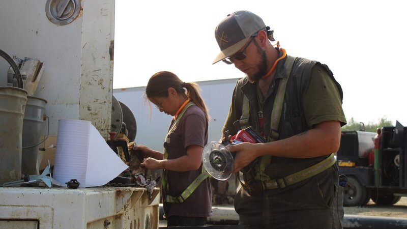 L-R: Faith Teng und Kevin Beets arbeiten im hinteren Teil des Service-Trucks – Bild: Discovery Channel /​ Warner Bros. Discovery, Inc.