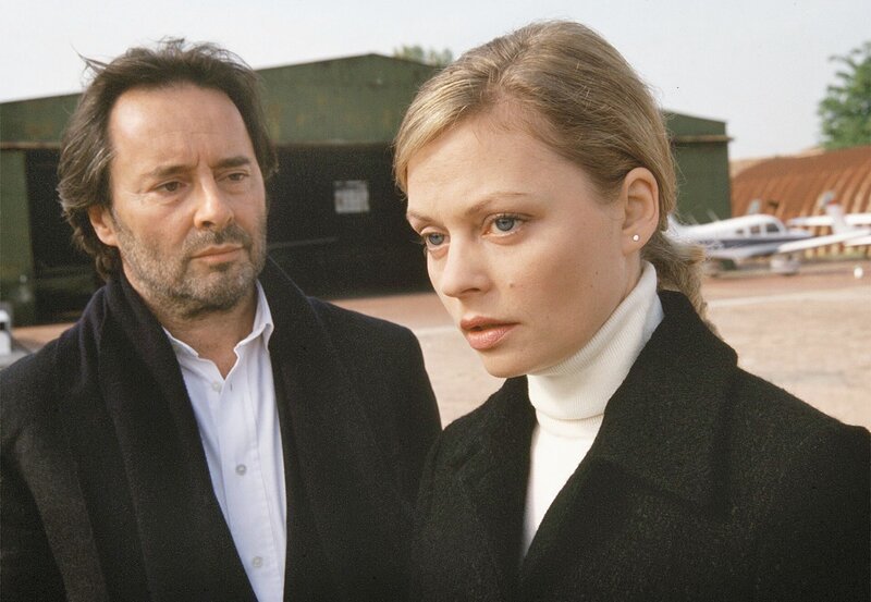 Commissario Brunetti (Uwe Kockisch) findet heraus, dass Elisabeth Wellauer (Susanna Simon) ihrem Gatten fragwürdige Medikamente verabreicht hat. – Bild: ARD Degeto/​M.Kerstgens/​VISUM