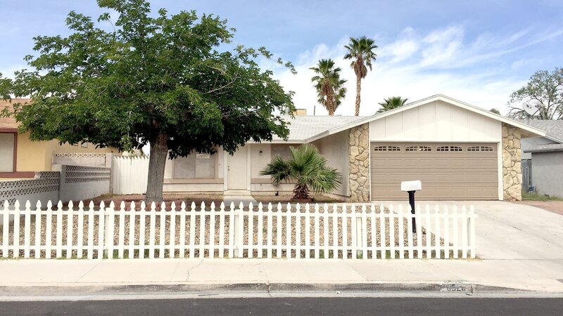 Emily hat sich immer gewünscht, dass ihre Kinder einmal im Ausland leben. Jetzt wird dieser Wunsch wahr – in Dakar, im Senegal. Da ihr Mann erstmal in den USA bleiben wird, begleitet ihr Sohn sie bei der Suche nach einem schönen Zuhause für die Familie. – Bild: HGTV