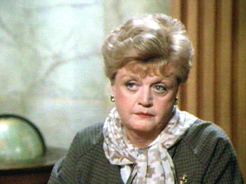 Als Geschworene wird Jessica (Angela Lansbury) mit einem Fall konfrontiert, den sie auf eigene Faust noch einmal untersucht. – Bild: Warner TV Serie