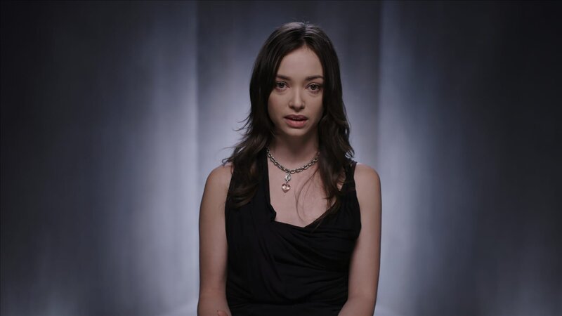 Das Bild zeigt die Kardiologin Dr. Dorothee Lachner (Sarah Masuch, l.) und Kommissar Hansen (Igor Jefti?, r.) in einer beruflichen Konkurrenzsituation. – Bild: Talos Films /​ Discovery Communications, LLC